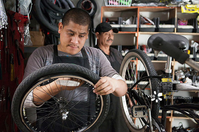在自行车店工作的技工图片素材