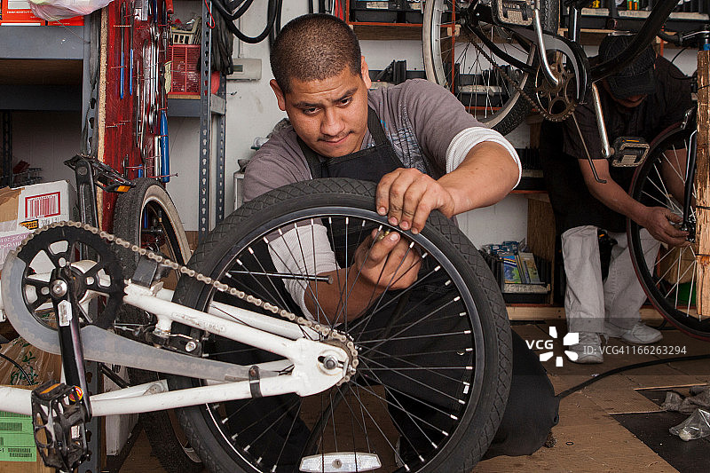 在自行车店工作的技工图片素材