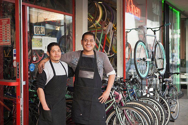 修理工在自行车店外微笑图片素材