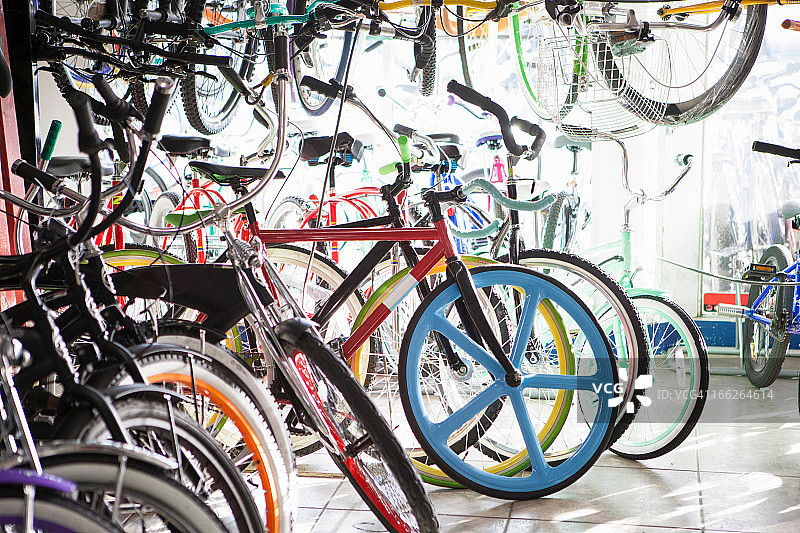 商店里出售的自行车图片素材