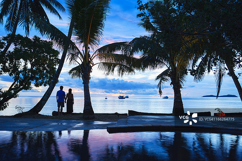 热带海滩情侣剪影图片素材