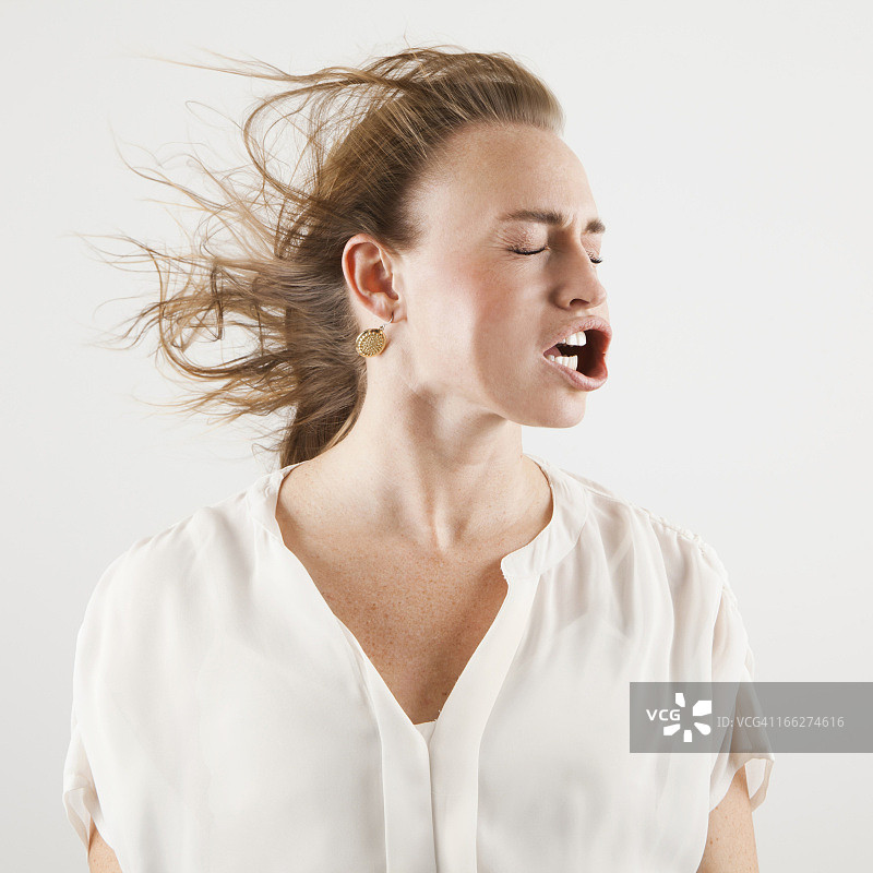 风吹嘴部的女子影棚照图片素材