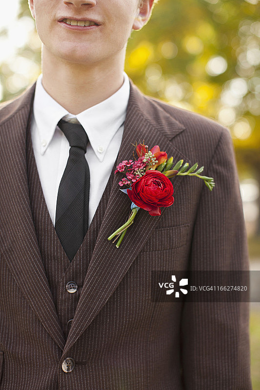 美国犹他州普罗沃，穿着带有胸花的西装的新郎图片素材