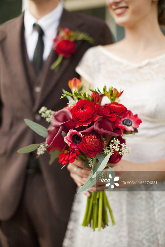 美国犹他州普罗沃市：婚礼夫妇的腰部特写，焦点在花束上图片素材
