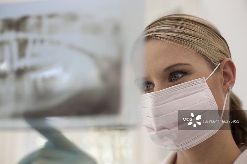 德国巴伐利亚兰茨贝格检查X光片的牙科女助理图片素材
