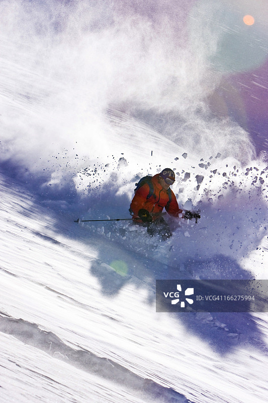 奥地利蒂罗尔州斯图拜山谷男子滑雪下坡图片素材
