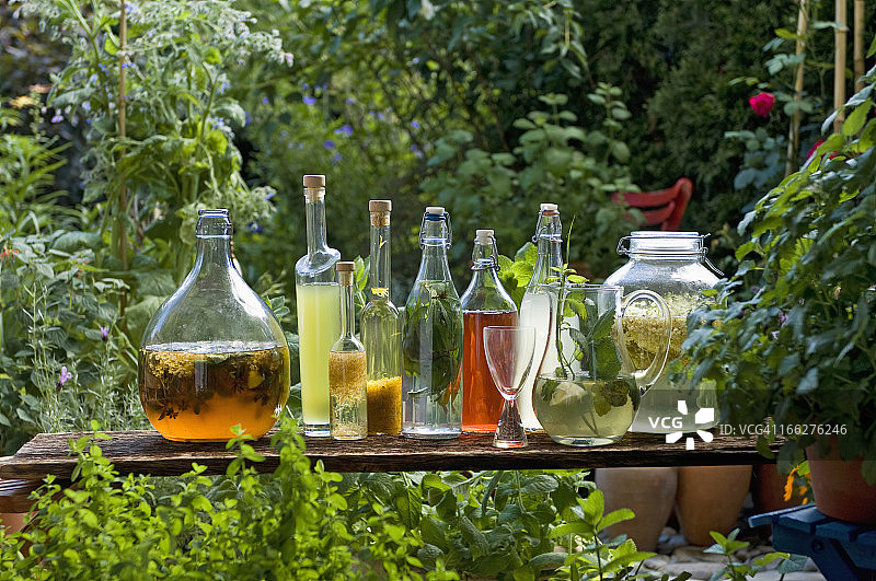 奥地利萨尔茨堡地区，醋和油瓶罐图片素材