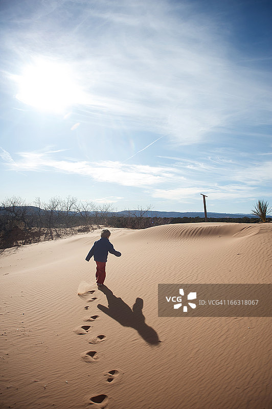 移动中的孩子图片素材