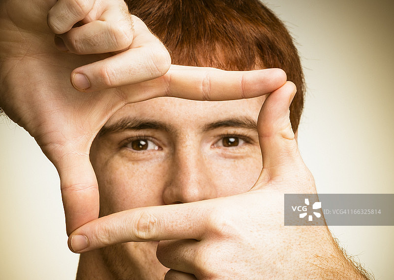 透过双手看图片素材