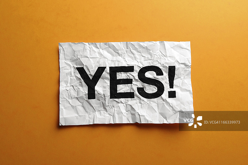 是，在褶皱的纸上图片素材