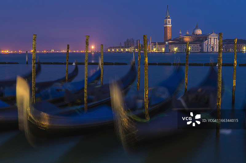 意大利威尼斯大运河上的贡多拉和钟楼图片素材