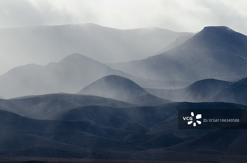 内华达州95号公路沿线的暴风雨山景图片素材