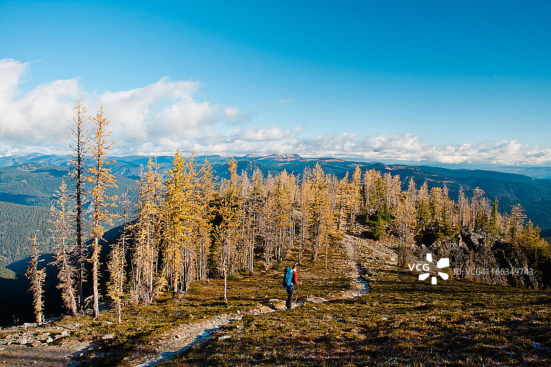 霜峰徒步图片素材