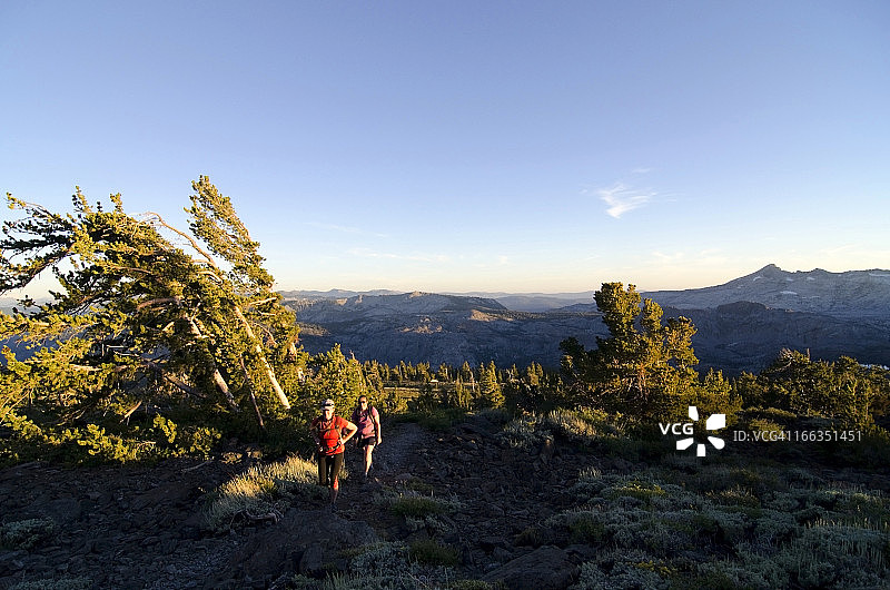 两名女子在加州太浩湖塔拉克山顶附近徒步旅行图片素材