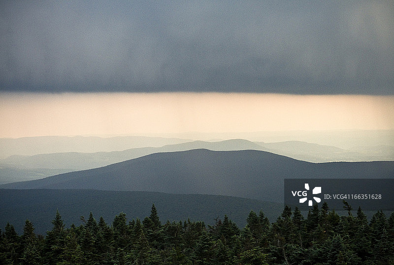 佛蒙特州阿巴拉契亚山脉上空的暴风雨图片素材