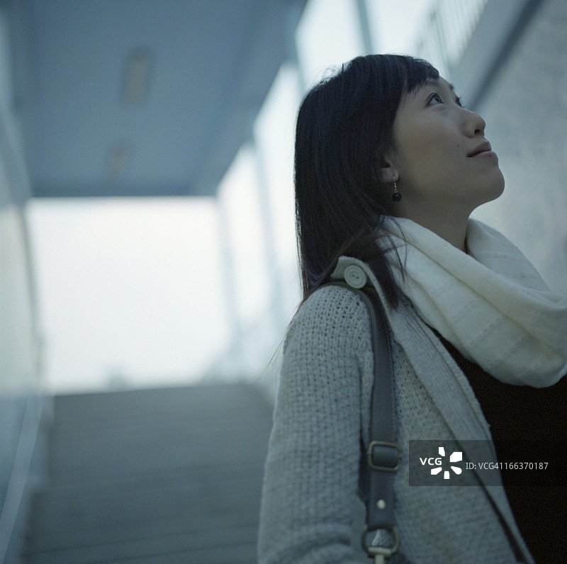 走下地铁的女孩图片素材