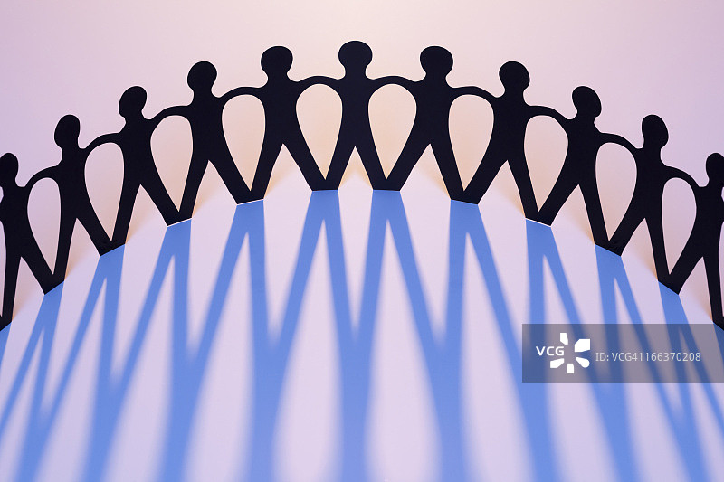 纸质人物团结在一起，象征团队、联盟、网络、家庭图片素材