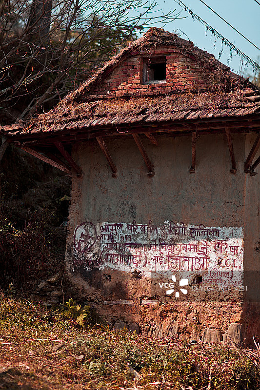 旧棚屋墙上的政治涂鸦图片素材