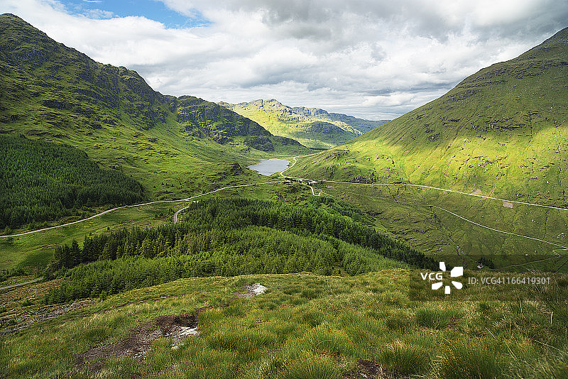 多云天气下的山谷湖泊图片素材