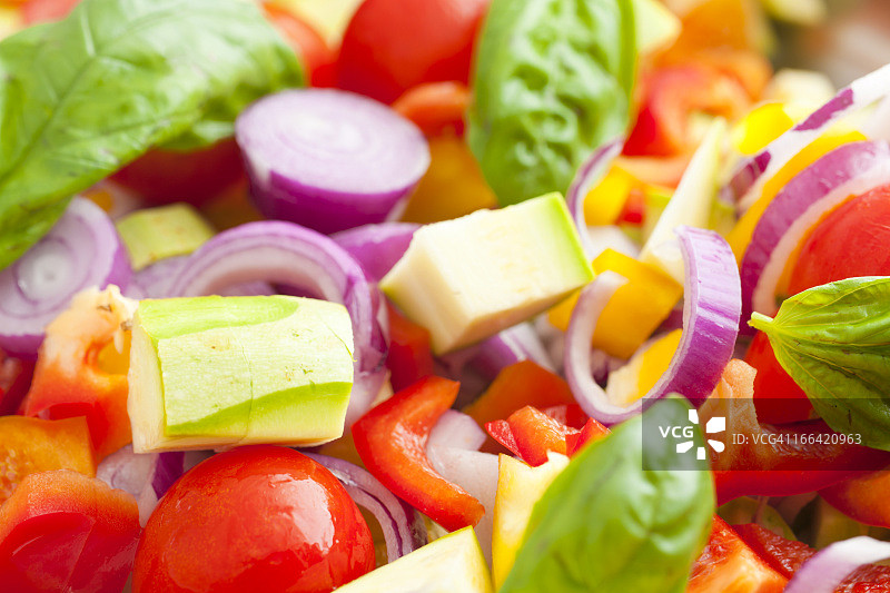 色彩鲜艳的蔬菜丁特写，用于制作法式烩菜图片素材