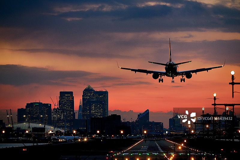 黄昏时分着陆的飞机图片素材