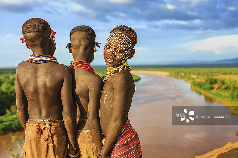 来自非洲埃塞俄比亚卡罗部落的年轻男孩图片素材