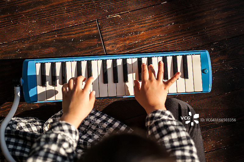 小孩演奏旋律卡的手图片素材