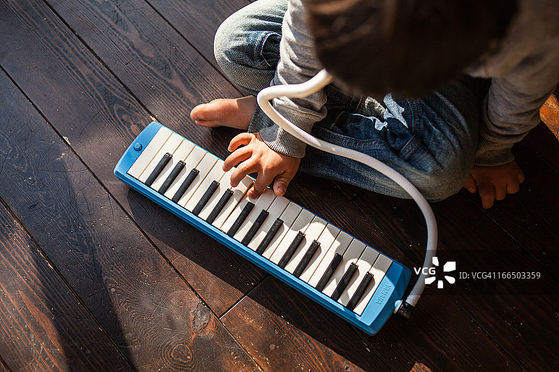 小孩演奏旋律卡的手图片素材