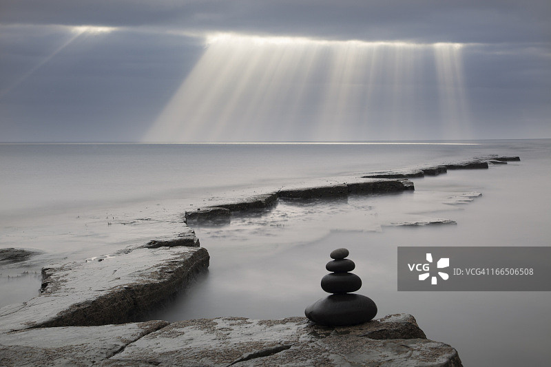 英国多塞特郡Kimmeridge海湾的鹅卵石图片素材