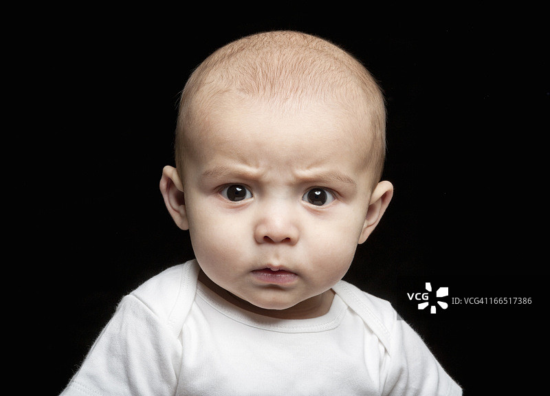表情严肃的婴儿图片素材