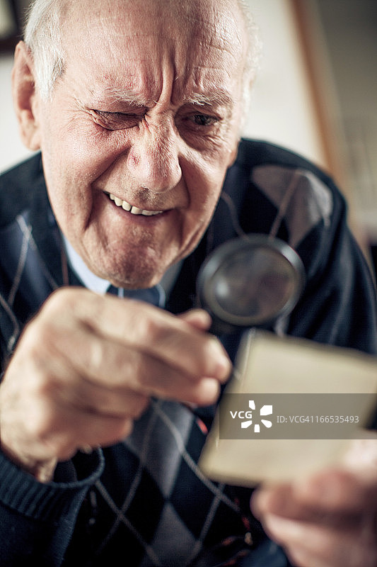 年长的男人在看旧照片图片素材