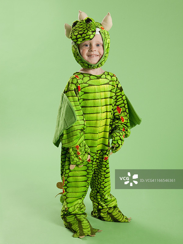 万圣节装扮成龙的男孩肖像（2-3岁）图片素材