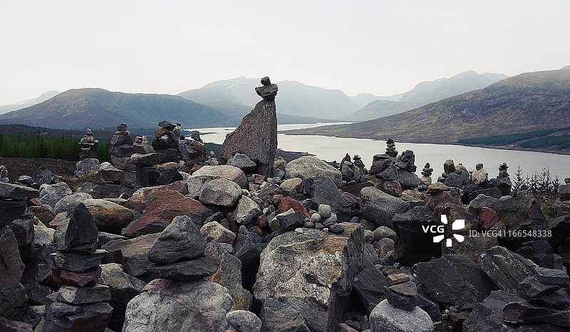 俯瞰苏格兰洛赫洛恩的石堆图片素材