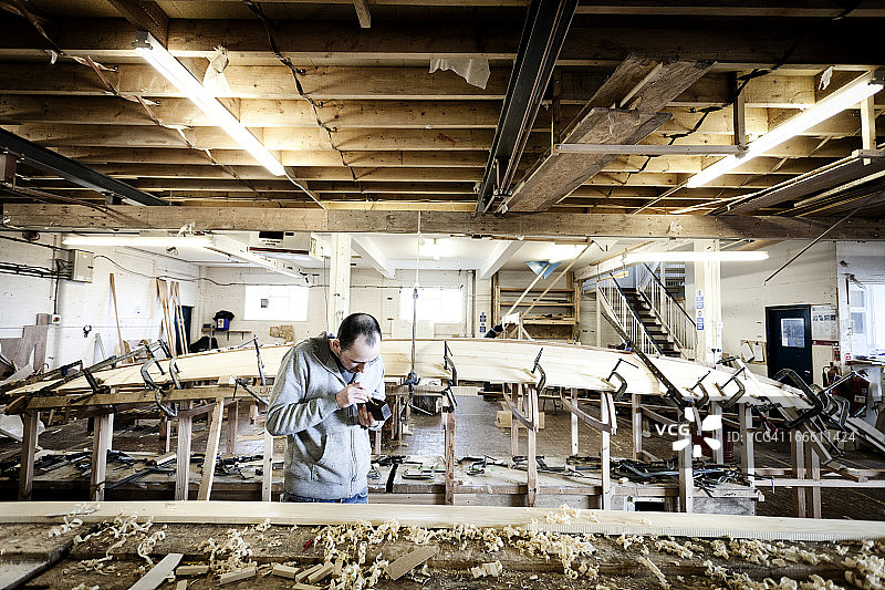 木匠检查刨木图片素材