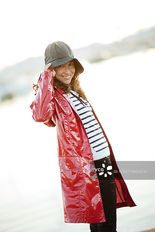 雨中快乐的女人图片素材