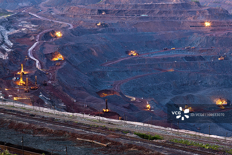 夜晚采石场中的矿石开采图片素材