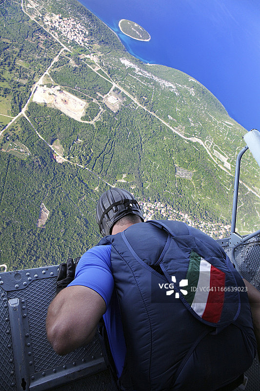 从直升机上跳伞前的跳伞运动员图片素材