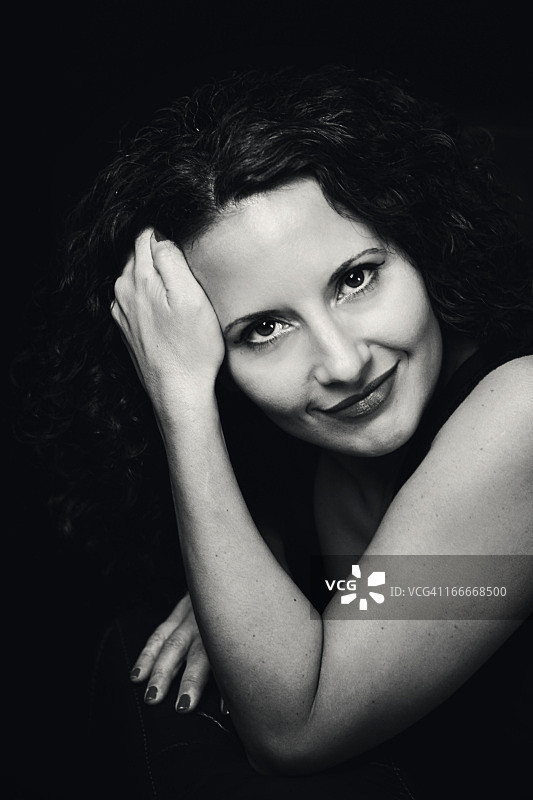 黑白肖像：迷人的意大利女子经典姿势图片素材