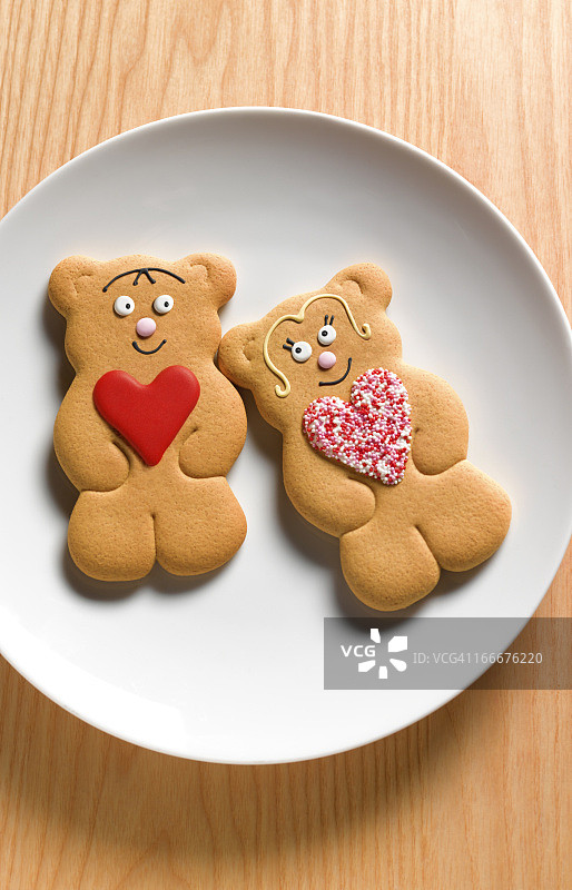 盘子里的泰迪熊姜饼人图片素材