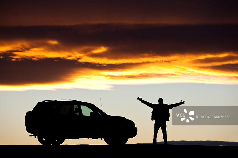 公路旅行中快乐男人的剪影图片素材