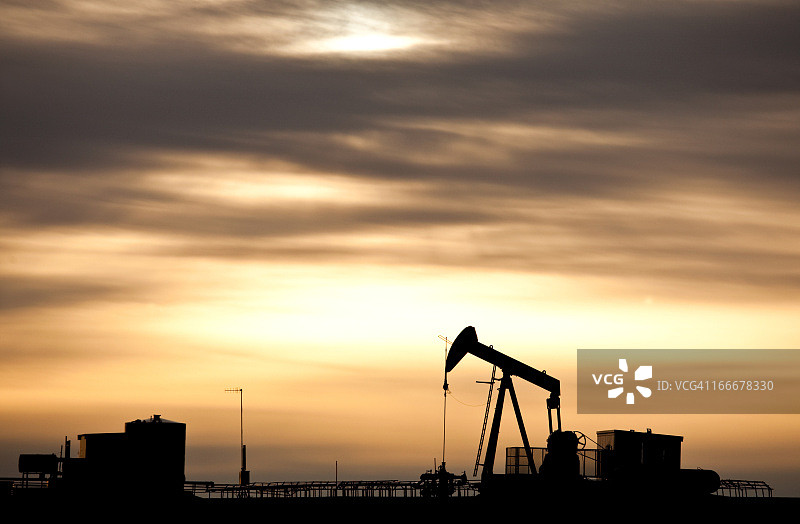 日落时分的抽油机剪影图片素材