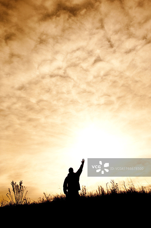 跪着赞美和敬拜的男人剪影图片素材