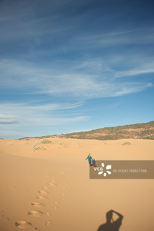 一起散步图片素材