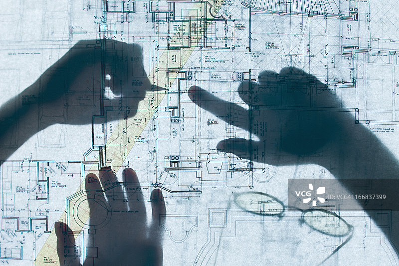 蓝图上的手部阴影图片素材