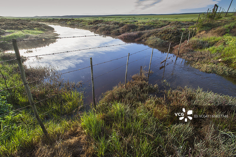 南非布雷达斯多普流经农田的溪流图片素材