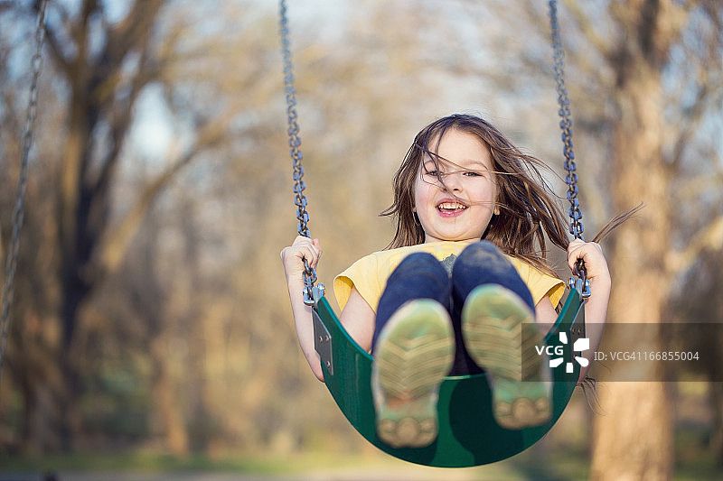 在荡秋千的年轻女孩图片素材