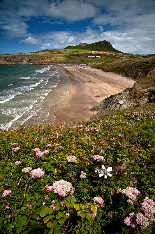 彭布罗克郡海岸小径上的白色沙滩湾图片素材