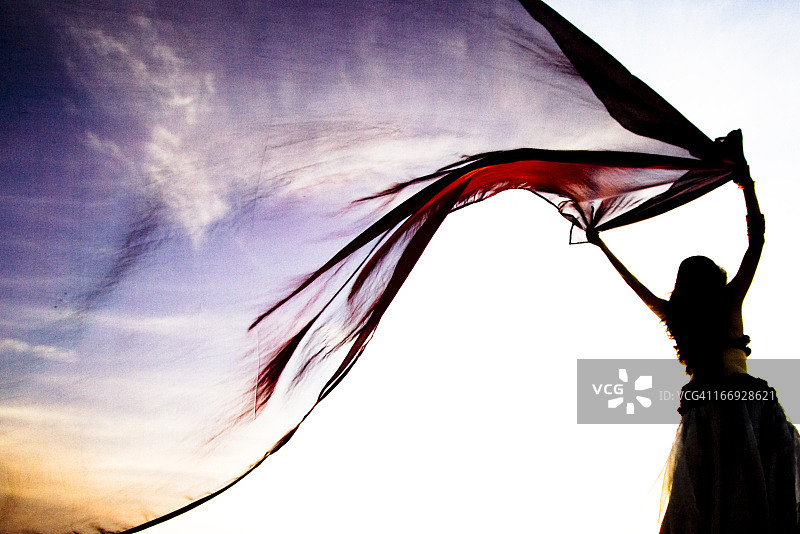 她带来了日落图片素材