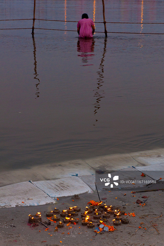 泥土灯、河流、祭祀与康布节上的妇女图片素材