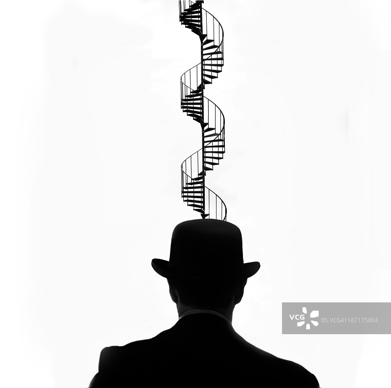 带螺旋楼梯的英国男人图片素材